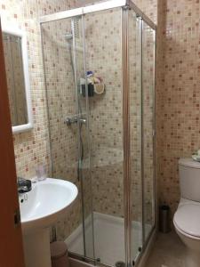 łazienka z prysznicem, umywalką i toaletą w obiekcie Superbe appartement avec piscine à 800m de la mer w mieście Bahia de Casares