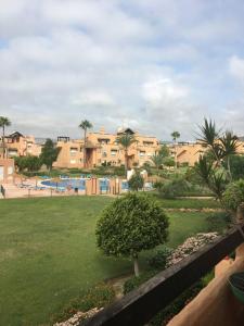 Basen w obiekcie Superbe appartement avec piscine à 800m de la mer lub w pobliżu