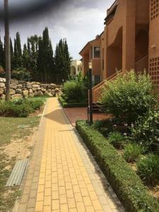 Ogród w obiekcie Superbe appartement avec piscine à 800m de la mer