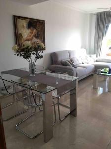 Część wypoczynkowa w obiekcie Superbe appartement avec piscine à 800m de la mer