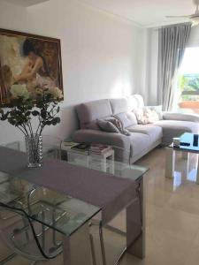 Część wypoczynkowa w obiekcie Superbe appartement avec piscine à 800m de la mer
