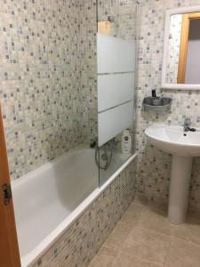 Łazienka w obiekcie Superbe appartement avec piscine à 800m de la mer