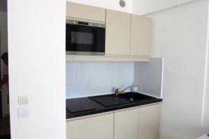 studio avec magnifique vue mer a Carnon-plage的厨房或小厨房