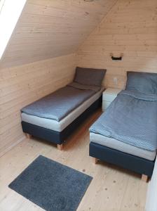 Giường trong phòng chung tại Domki Apartamentowe AURA