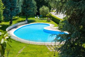 uma piscina num parque com uma cerca em BarBar apartment - STYLE & RELAX em Marone
