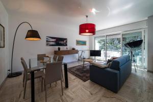 BarBar apartment - STYLE & RELAX في مارون: غرفة معيشة مع أريكة زرقاء وطاولة
