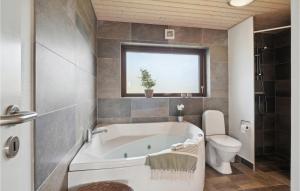 スラーエルセにあるAwesome Home In Slagelse With Wifiのバスルーム(バスタブ、トイレ付) +10枚の写真