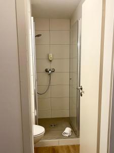 een badkamer met een douche en een toilet bij Ferienwohnung Washingtonweg in Hannover