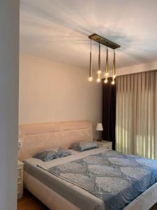 Un dormitorio con una cama grande y una lámpara de araña. en Kordon İstanbul Luxury House 3+1, en Estambul