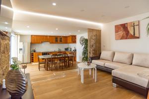 Casa Alto da Massada في Canelas: غرفة معيشة مع أريكة وطاولة