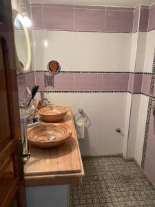 - une salle de bains avec 2 bols en bois au-dessus d'un lavabo dans l'établissement Appartement Yasin Meknes, à Meknès
