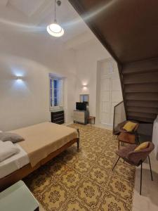 - une chambre avec un lit, une table et une chaise dans l'établissement Convenient second floor fully equipped apt, à Il-Furjana