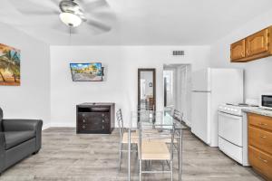 een keuken met een tafel en stoelen in een kamer bij Laguna Blu Beach in Hollywood