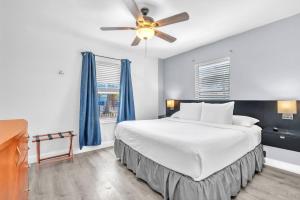 - une chambre avec un lit et un ventilateur de plafond dans l'établissement Laguna Blu Beach, à Hollywood