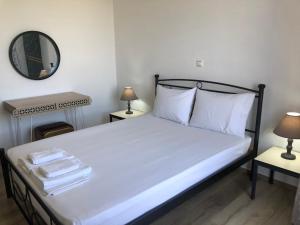 Posteľ alebo postele v izbe v ubytovaní ''Armens luxury home'' 3 minutes from the beach by foot