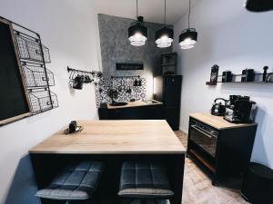 W pokoju znajduje się kuchnia z drewnianym blatem. w obiekcie studio lenka w mieście La Ciotat