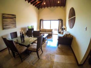 - un salon avec une table à manger et un canapé dans l'établissement Relax Enjoy Upscale Villa Pristine Bay, à Roatán