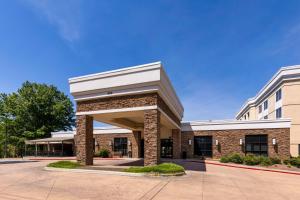 a brick building with a large archway in front at Sheraton by Marriott Atlanta Perimeter Dunwoody in Atlanta