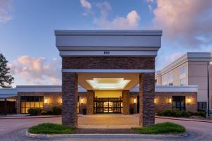 a brick building with a lit up entrance at Sheraton by Marriott Atlanta Perimeter Dunwoody in Atlanta