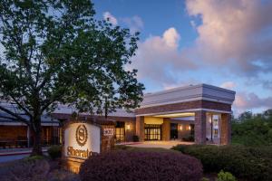 un edificio escolar con un cartel delante en Sheraton Atlanta Perimeter North en Atlanta