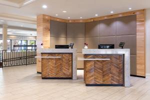 a lobby with two reception desks in a building at Sheraton by Marriott Atlanta Perimeter Dunwoody in Atlanta +45 photos