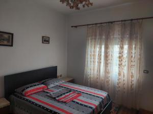 una camera con letto e finestra di GreenVilla Park a Durrës
