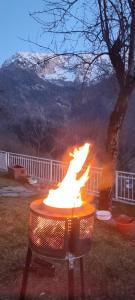 Bordogna的住宿－B&b I Pellegrini della Casèla，院子里烤炉上的火