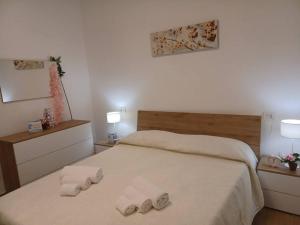 um quarto com uma cama com duas toalhas em Alice's dream - Downtown Brescia em Brescia