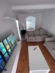 uma sala de estar com um sofá e uma mesa em Casa de Fernando em Puerto Real