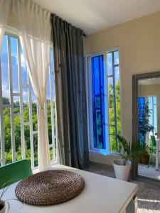 - un salon avec une grande fenêtre et une table dans l'établissement Tiny Apartment By Merengue House, à Saint-Domingue