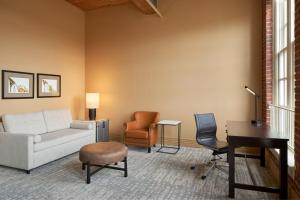 Craddock Terry Hotel, Lynchburg, a Tribute Portfolio Hotel的休息区