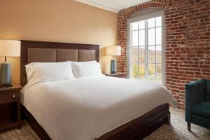 Craddock Terry Hotel, Lynchburg, a Tribute Portfolio Hotel客房内的一张或多张床位