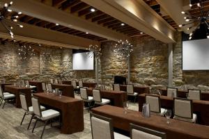 Craddock Terry Hotel, Lynchburg, a Tribute Portfolio Hotel的休息区