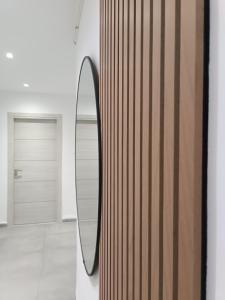 un espejo en una pared al lado de una puerta en Logement Chic, résidence azaléa - Alger en Draria