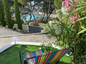 サナリー・シュル・メールにあるPortissol, charmant T2, neuf, vue merの花の咲く庭園に座るカラフルな椅子