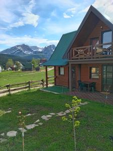 una casa con tetto verde e tavolo da picnic di Chalet Hill Zabljak a Žabljak