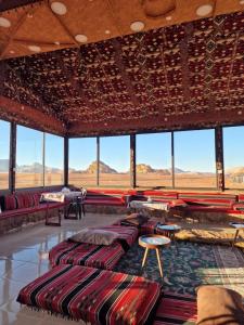 um quarto com várias camas num quarto com janelas em Salameh's Bedouin Camp em Wadi Rum