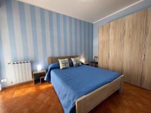 een slaapkamer met een bed en een houten kast bij Stefano's Guests House: 2 bedrooms & parking in Viareggio in Viareggio