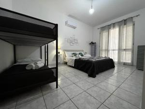 sypialnia z 2 łóżkami i dużym oknem w obiekcie Casa Serena w mieście Menfi