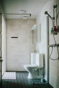 a bathroom with a toilet and a shower at Gammelgård Pizza & Padel Resort in Nauvo