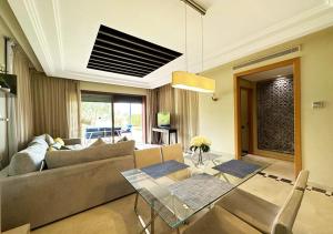 Vizir Center Appart 301 في مراكش: غرفة معيشة مع أريكة وطاولة