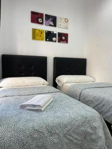 Posteľ alebo postele v izbe v ubytovaní Downtown Apartments