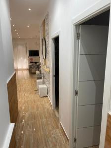 Televízia a/alebo spoločenská miestnosť v ubytovaní Downtown Apartments