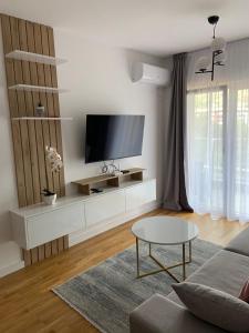 een woonkamer met een flatscreen-tv op een witte kast bij Apartman SARA in Trebinje