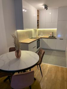 eine Küche mit einem Tisch, auf dem eine Ananas steht in der Unterkunft Apartman SARA in Trebinje