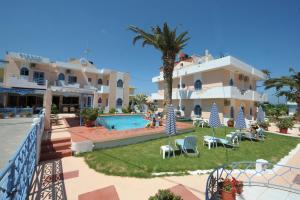 Blick auf ein Resort mit Pool in der Unterkunft Sirena Apartments in Agia Pelagia