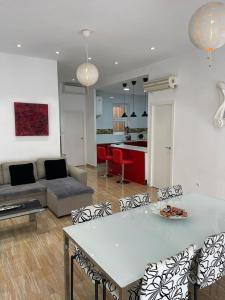 sala de estar con mesa blanca y cocina en Downtown Apartments, en Alicante