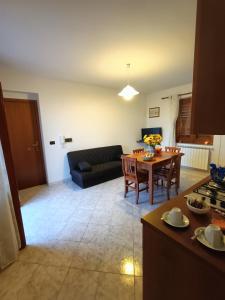 cocina y sala de estar con mesa y sofá en TERRAZZA GRANDE, en Librizzi