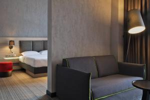 Postel nebo postele na pokoji v ubytování Moxy Tbilisi