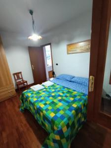 1 dormitorio con 1 cama con manta a cuadros en TERRAZZA GRANDE, en Librizzi